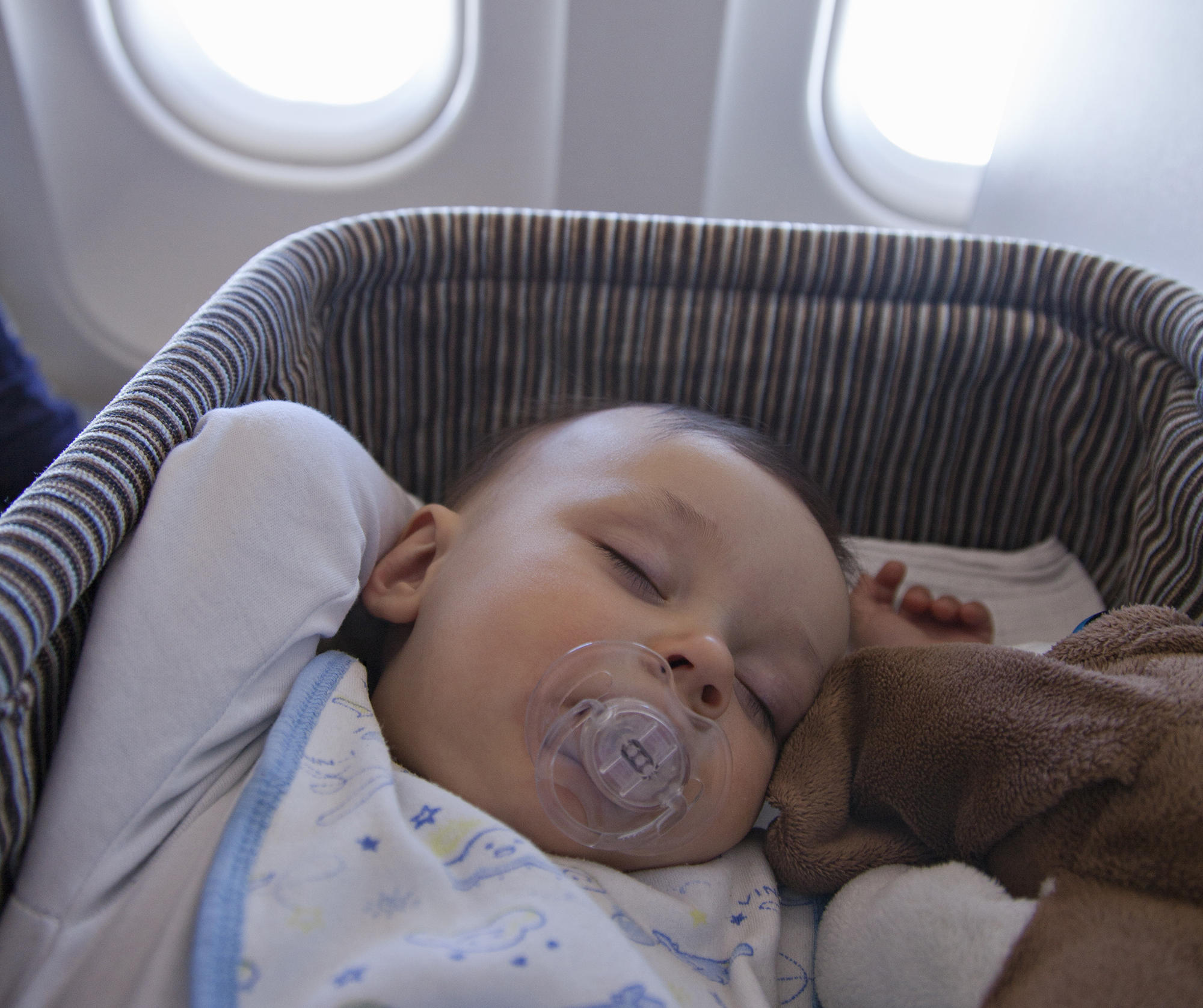 Slapende baby in het vliegtuig