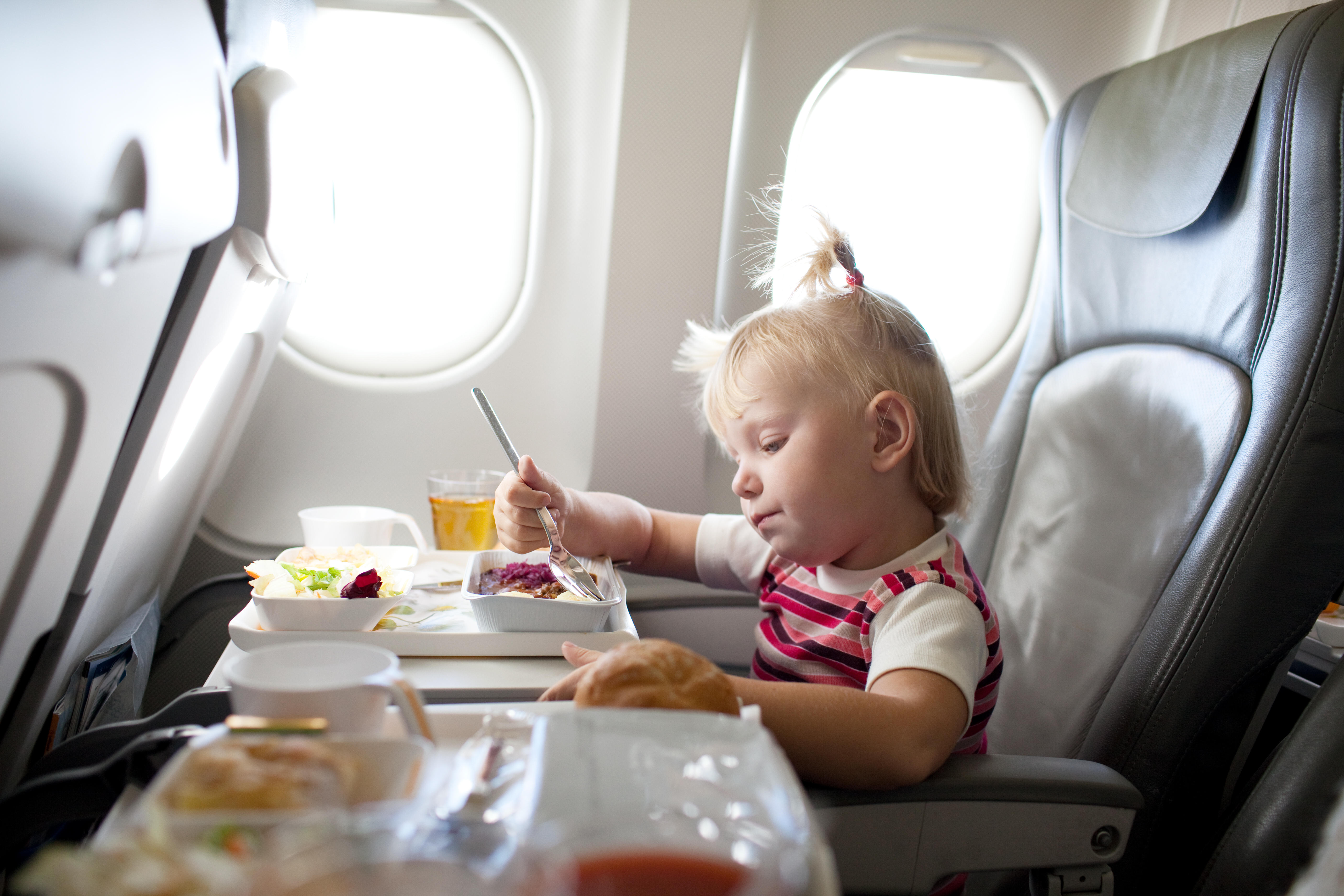 Kind in een vliegtuigzitje