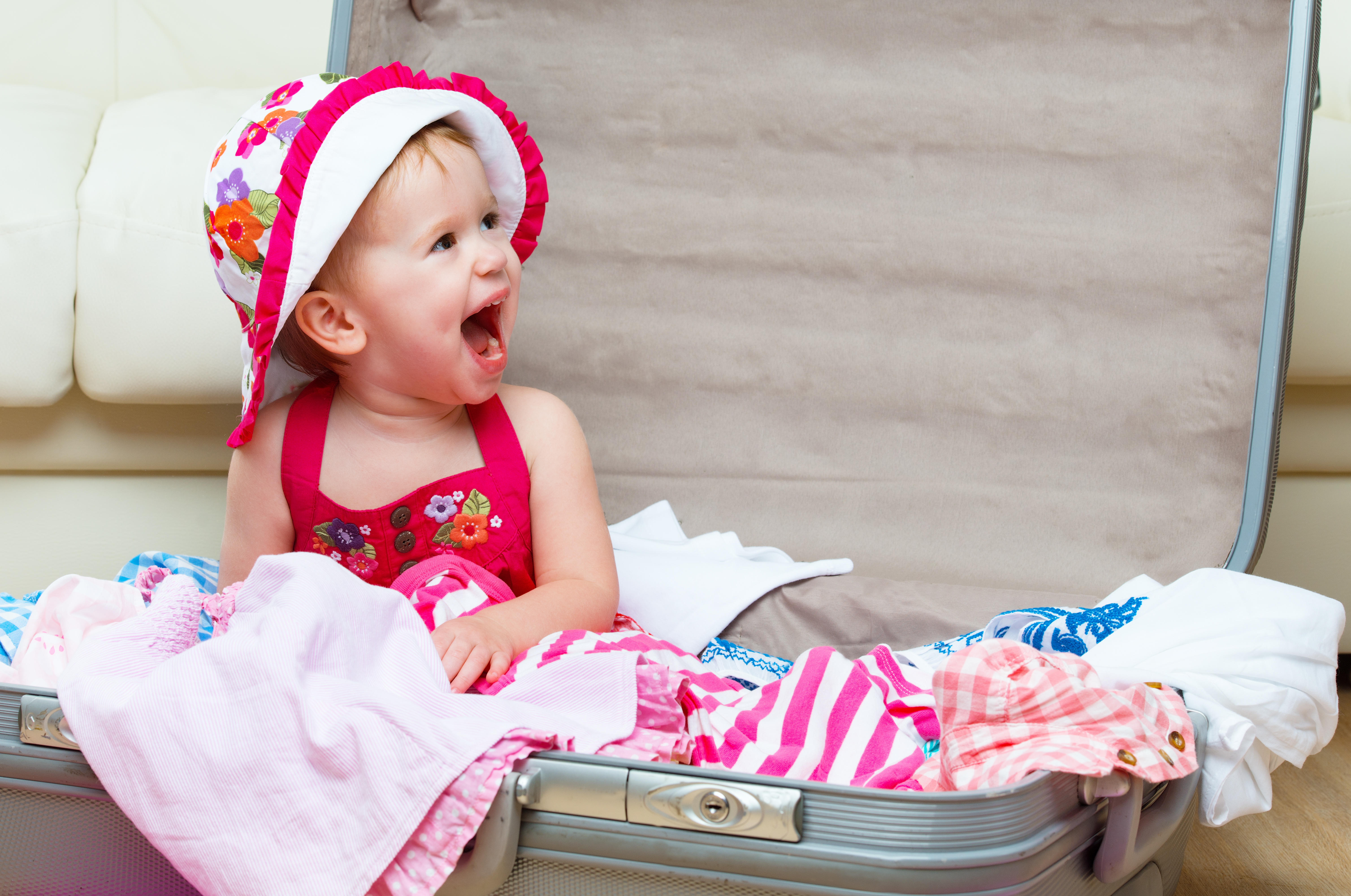 Lachende baby in een valies